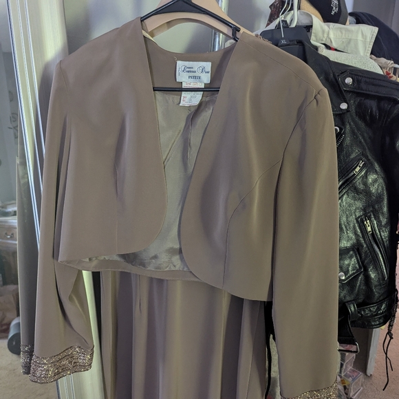 Elegant Beaded Evening Gown - Picture 4 of 11